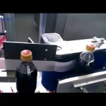 Étiqueteuse automatique de bouteilles de cola