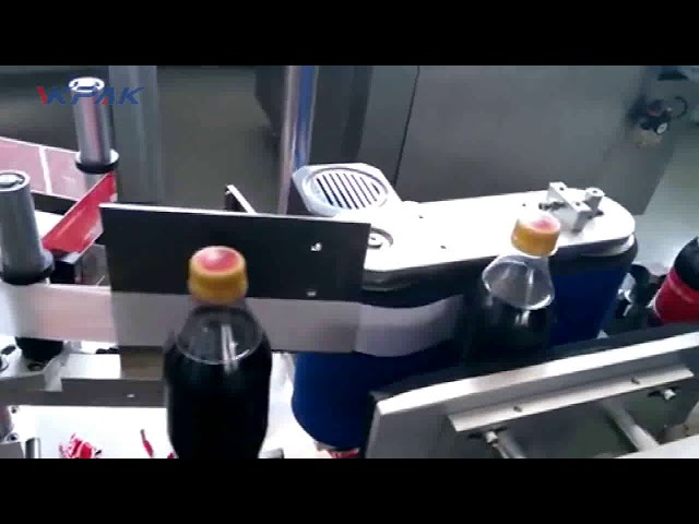 Étiqueteuse automatique de bouteilles de cola
