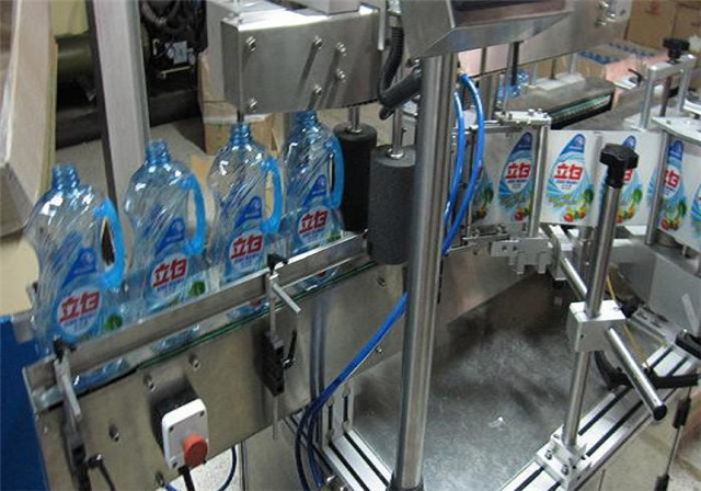 Machine à étiqueter double face automatique pour les détails de bouteilles de lotion de shampooing