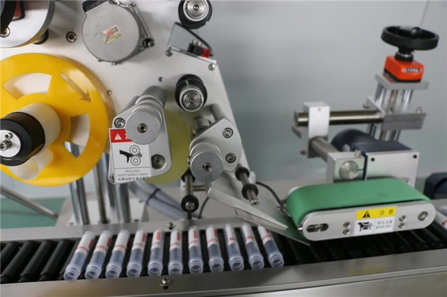 Enveloppe horizontale automatique autour de la machine à étiquettes adhésive d'autocollant de seringue