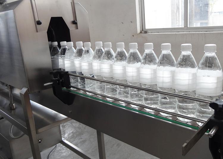 Machine d'étiquetage automatique de bouteilles de manchon rétractable en PVC