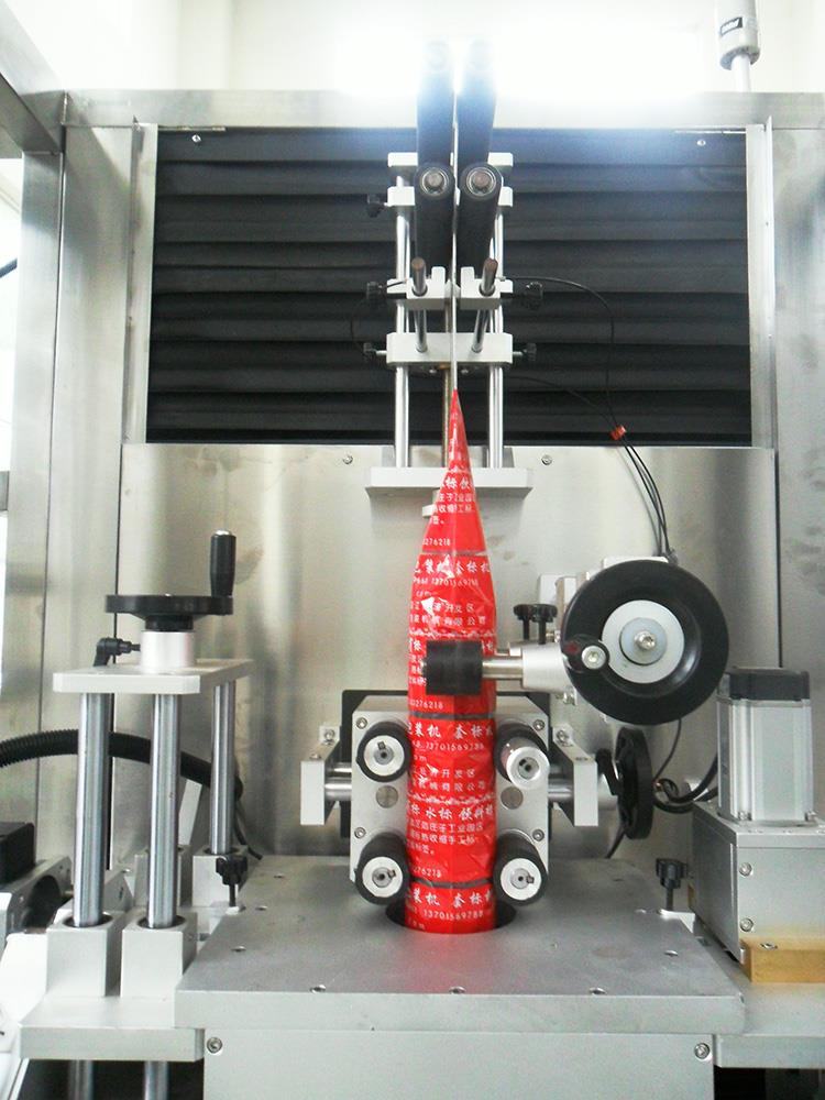 Machine à étiquettes en plastique automatique de douille de rétrécissement de chaleur de bouteille de jus d'eau