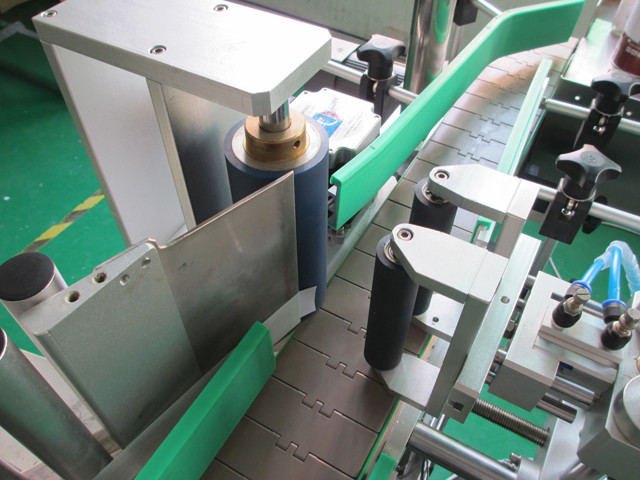 Détails de machines d'équipement d'étiqueteuse de boîtes en métal rondes verticales automatiques